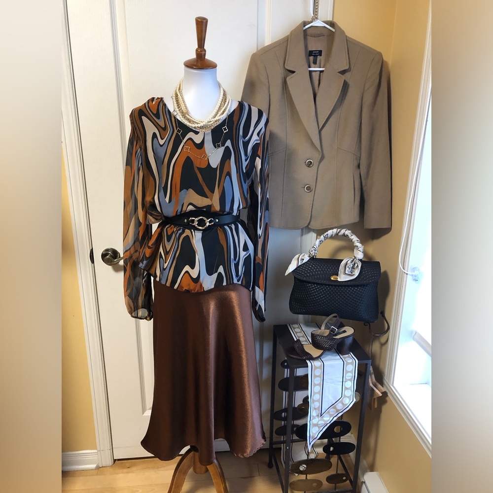 😎20$ Silk blend hi low swirl tunic blouse Charlie B